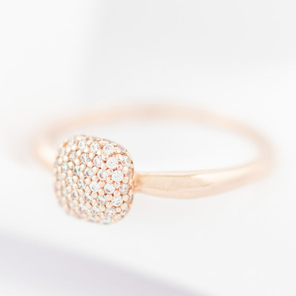 Anillo diseño especial con circonias en oro rosa 14 kilates.