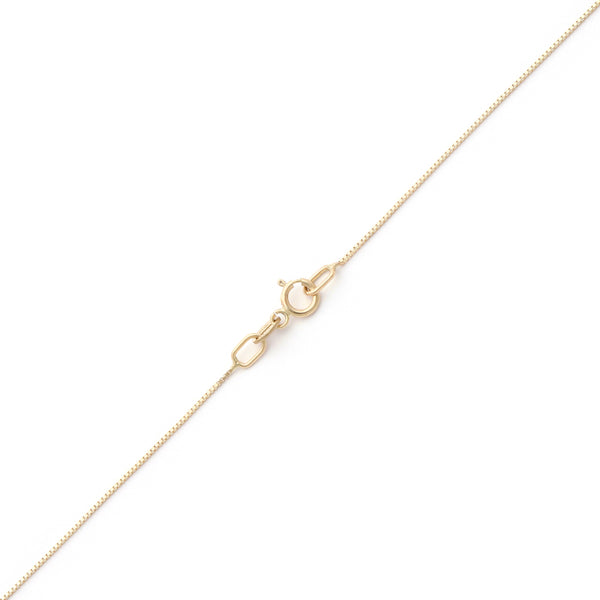 Gargantilla eslabón cuadrado cruzado con dije diseño especial motivo letra R con circonias en oro amarillo 14 kilates.