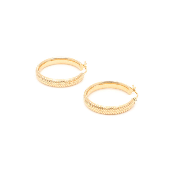 Arracadas labradas en oro amarillo 14 kilates.