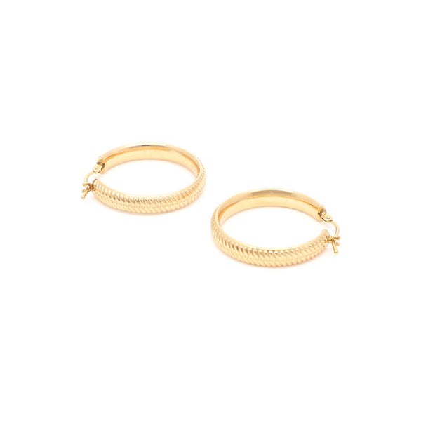 Arracadas labradas en oro amarillo 14 kilates.