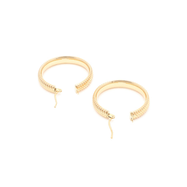 Arracadas labradas en oro amarillo 14 kilates.