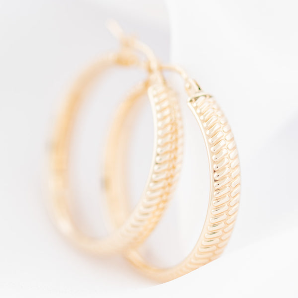 Arracadas labradas en oro amarillo 14 kilates.