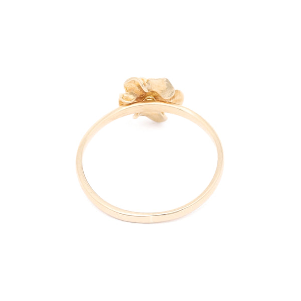 Anillo liso motivo flor en oro amarillo 14 kilates.