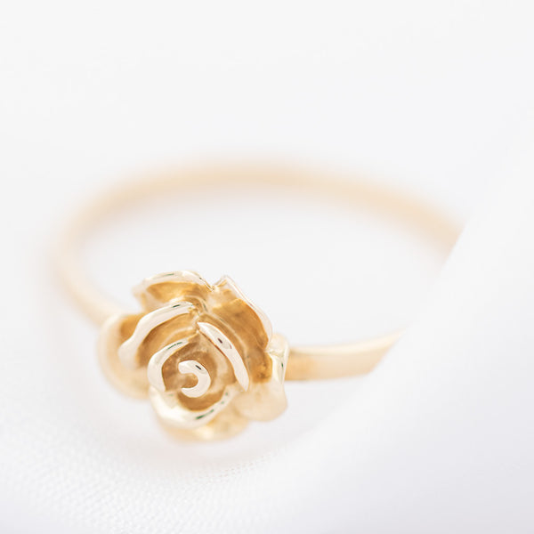 Anillo liso motivo flor en oro amarillo 14 kilates.