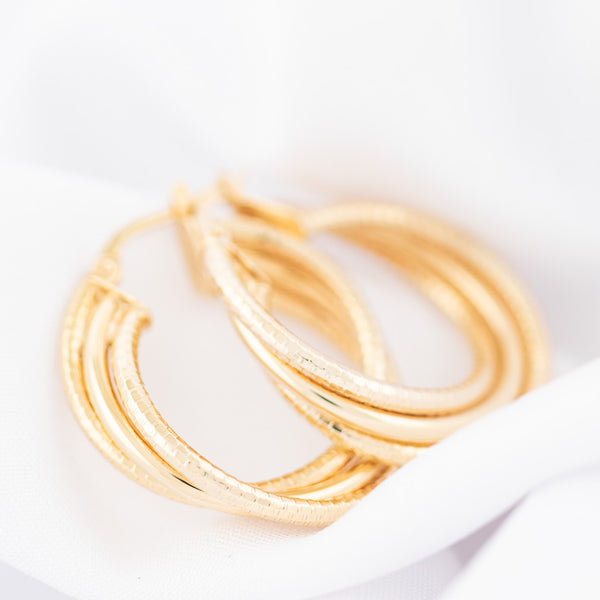 Arracadas labradas en oro amarillo 14 kilates.
