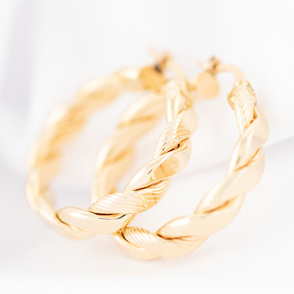 Arracadas trenzadas en oro amarillo 14 kilates.