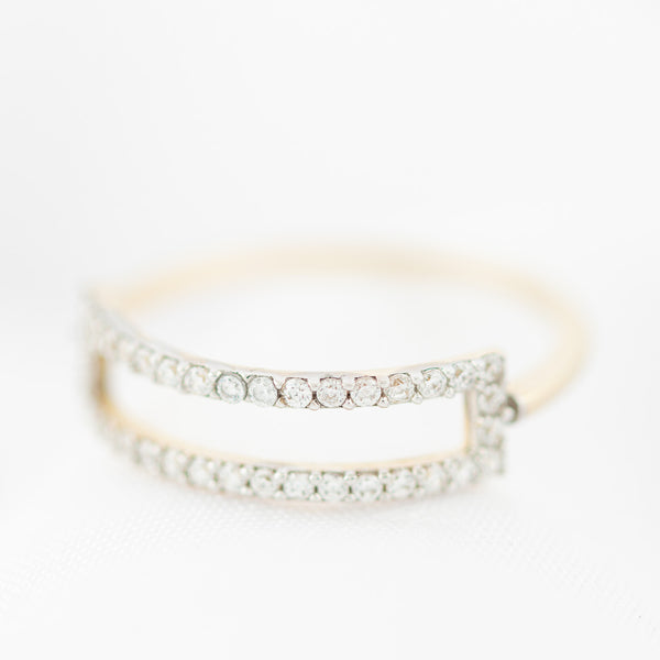 Anillo calado con circonias en oro amarillo 14 kilates.