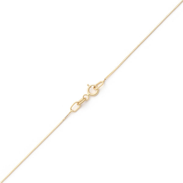 Gargantilla eslabón cuadrado cruzado con dije diseño especial con circonias motivo letra C en oro amarillo 14 kilates.