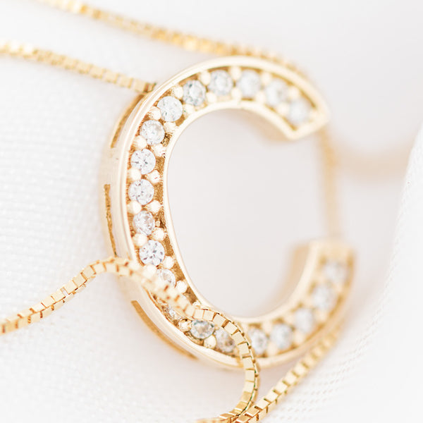 Gargantilla eslabón cuadrado cruzado con dije diseño especial con circonias motivo letra C en oro amarillo 14 kilates.