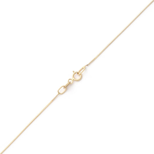 Gargantilla eslabón cuadrado cruzado con dije diseño especial con circonias motivo letra A en oro amarillo 14 kilates.