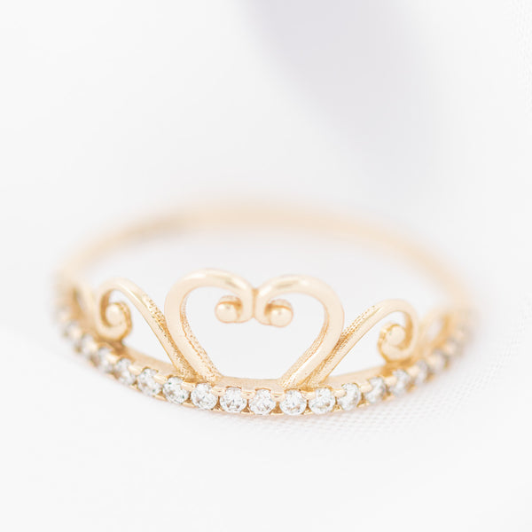 Anillo diseño especial con circonias motivo corona en oro amarillo 14 kilates.
