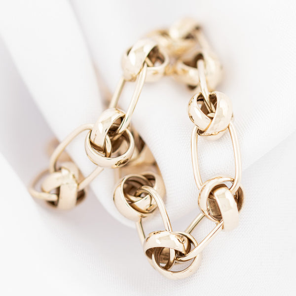 Pulsera eslabón cruzado con aplicaciones en oro amarillo 14 kilates.
