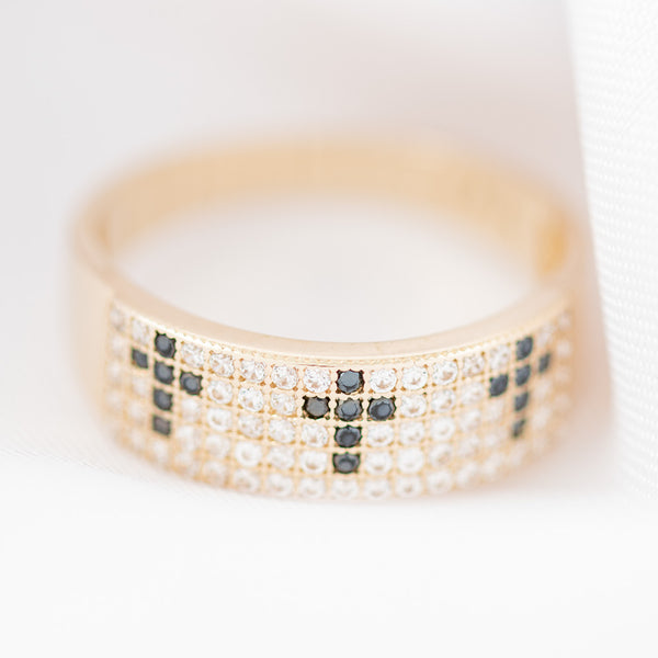Anillo diseño especial con sintéticos en oro amarillo 14 kilates.