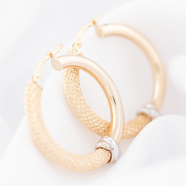 Arracadas diseño especial con aplicaciones en oro dos tonos 14 kilates.
