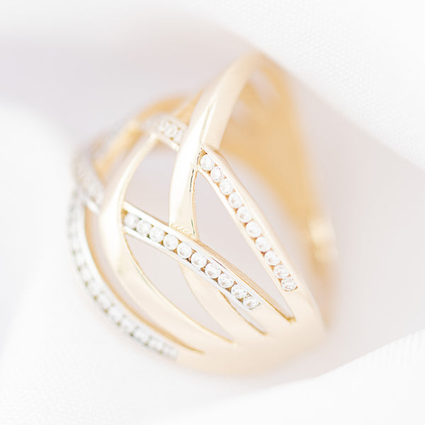 Anillo calado con circonias en oro amarillo 14 kilates.