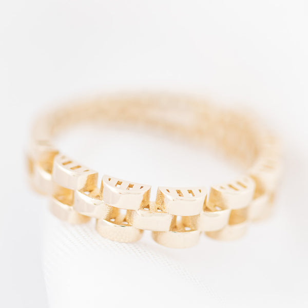Anillo diseño especial en oro amarillo 14 kilates.
