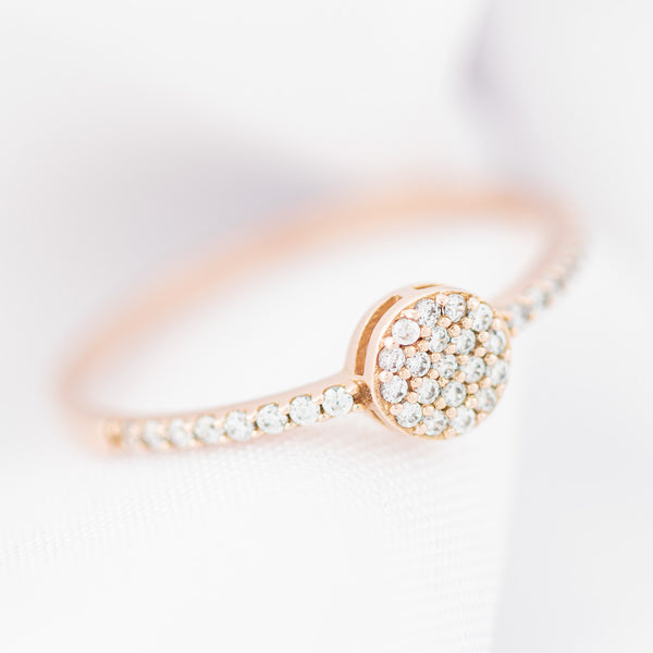 Anillo diseño especial con circonas en oro rosa 14 kilates.
