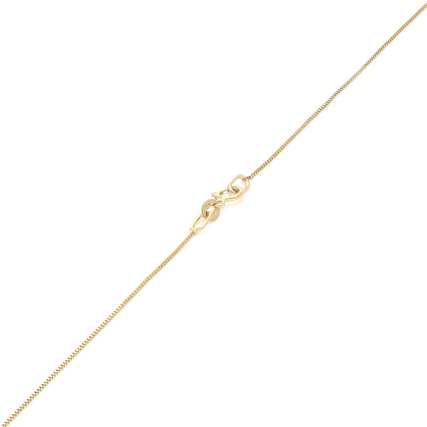 Gargantilla eslabón cuadrado cruzado con dije diseño especial con circonias motivo letra A en oro amarillo 14 kilates.