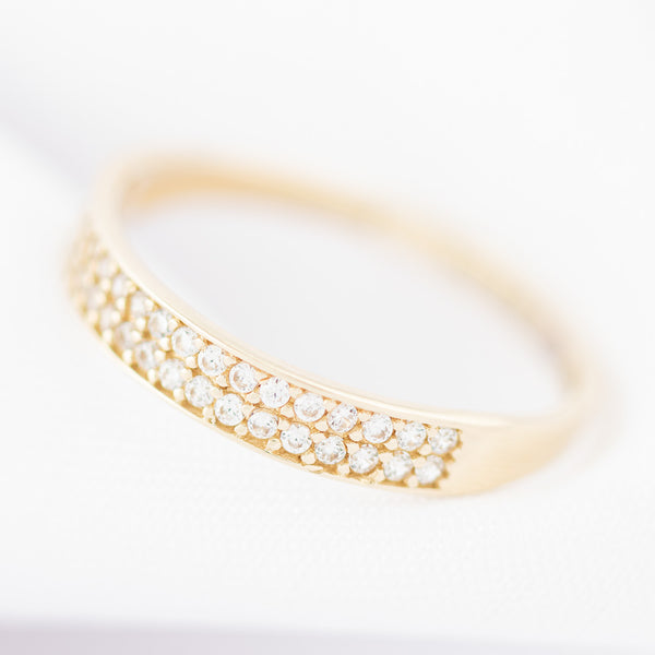 Anillo diseño especial con circonias en oro amarillo 14 kilates.