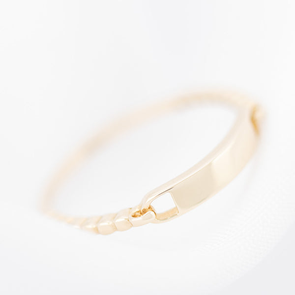 Anillo diseño especial en oro amarillo 14 kilates.