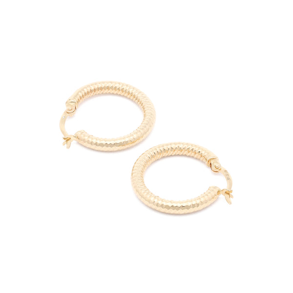 Arracadas labradas en oro amarillo 14 kilates.