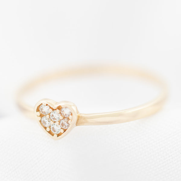 Anillo diseño especial motivo corazón con circonias en oro amarillo 14 kilates.