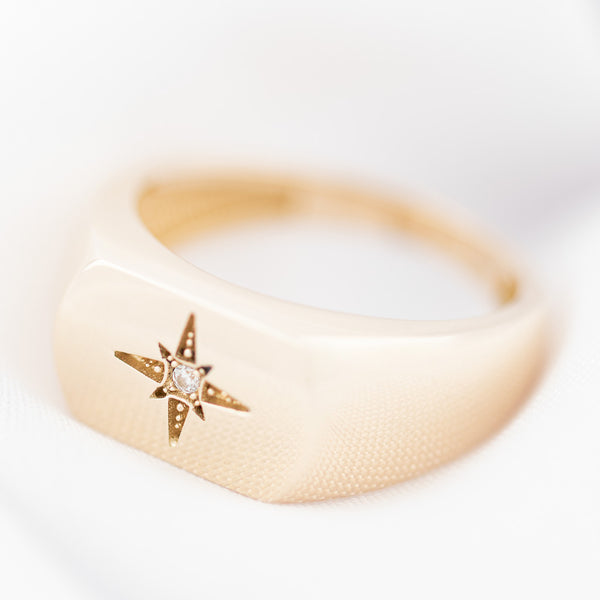 Anillo liso con circonia en oro amarillo 14 kilates.