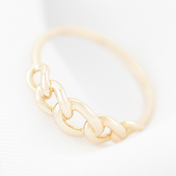 Anillo barbado en oro amarillo 14 kilates.