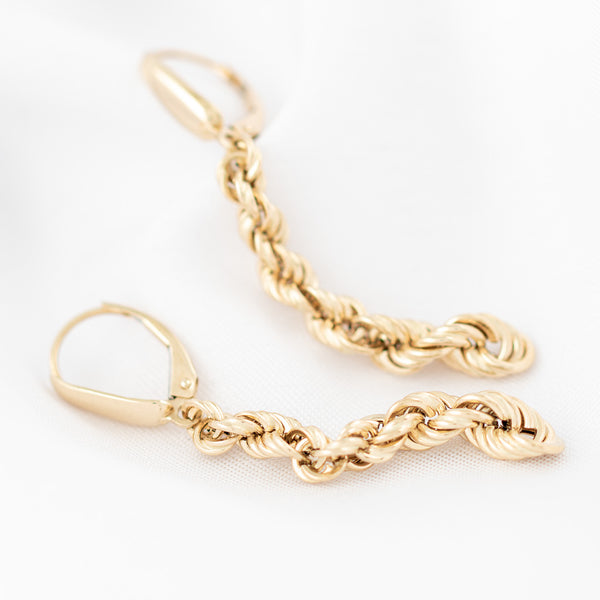 Aretes torzal con colgantes en oro amarillo 14 kilates.