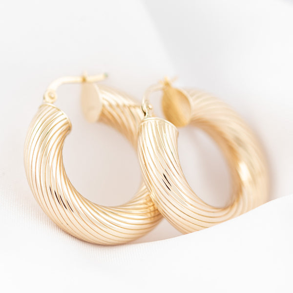 Arracadas huecas en oro amarillo 14 kilates.
