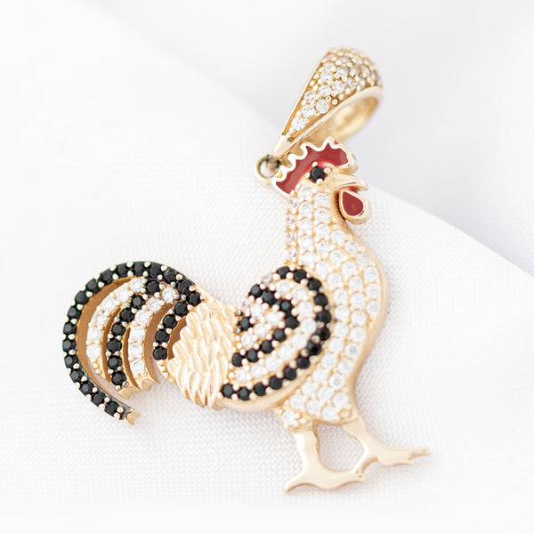 Dije diseño especial motivo gallo con sintéticos y esmalte en oro amarillo 14 kilates.