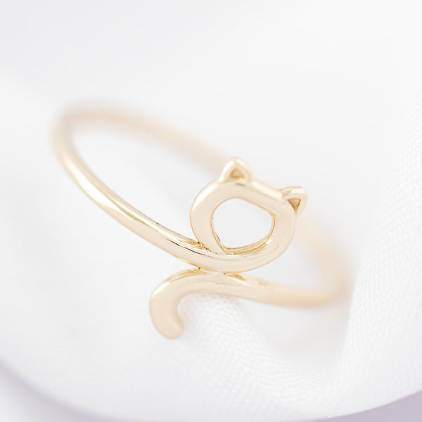 Anillo calado motivo gato en oro amarillo 14 kilates.