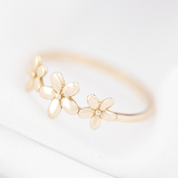 Anillo diseño especial motivo flores en oro amarillo 14 kilates.