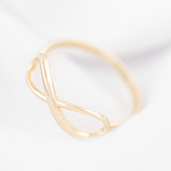 Anillo calado motivo infinito en oro amarillo 14 kilates.