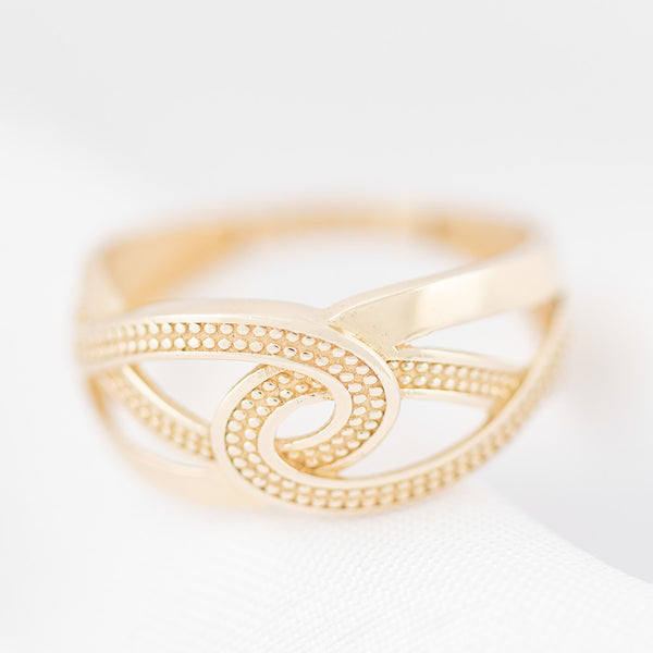 Anillo calado en oro amarillo 14 kilates.