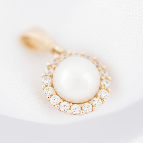 Dije diseño especial con perla y circonias en oro amarillo 14 kilates.