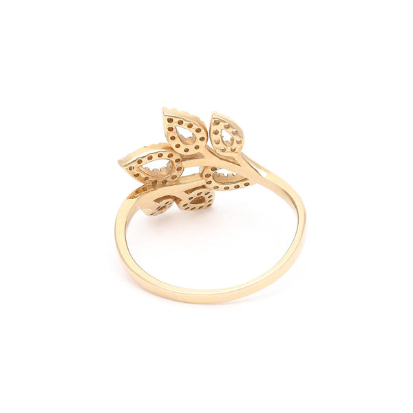 Anillo calado motivo hojas con circonias en oro amarillo 14 kilates.
