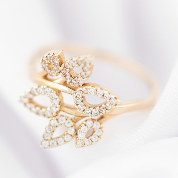 Anillo calado motivo hojas con circonias en oro amarillo 14 kilates.
