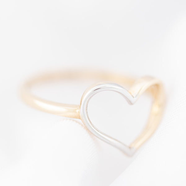 Anillo liso motivo corazón en oro amarillo 14 kilates.
