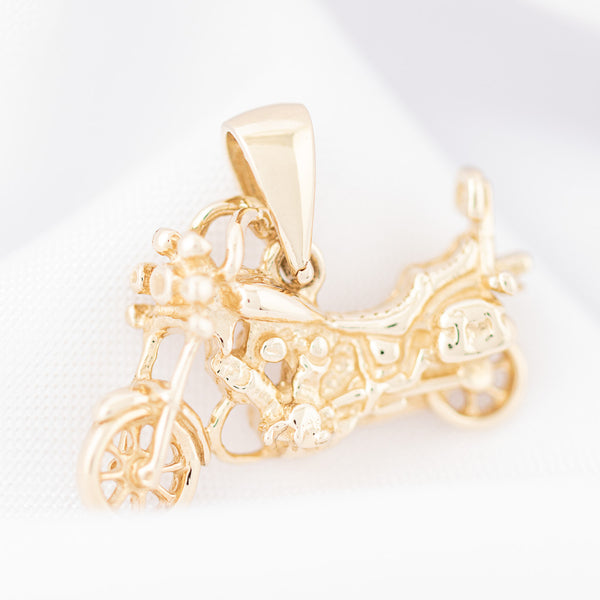 Dije diseño especial motivo motocicleta en oro amarillo 14 kilates.