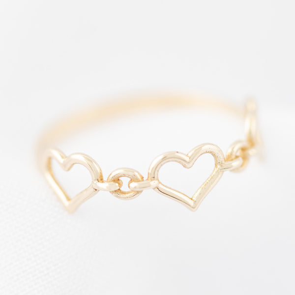 Anillo calado motivo corazones en oro amarillo 14 kilates.