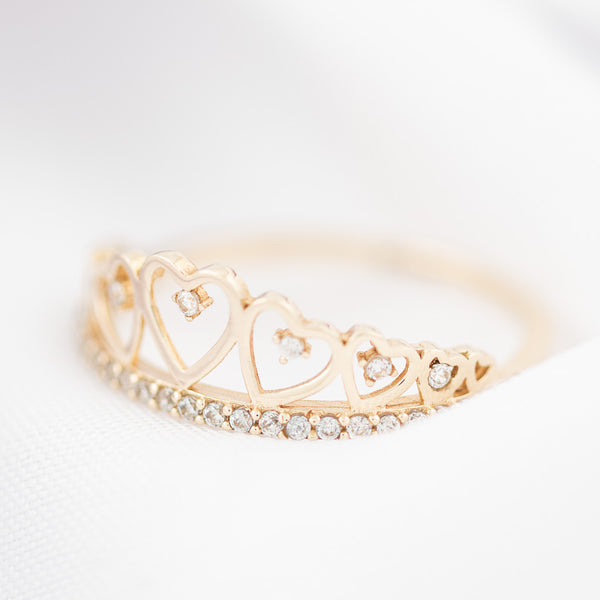 Anillo calado motivo corona con circonias en oro amarillo 14 kilates.