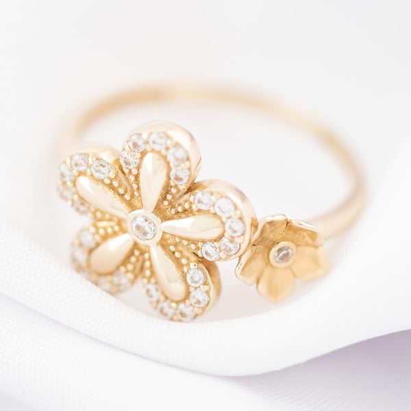 Anillo diseño especial motivo flores con circonias en oro amarillo 14 kilates.