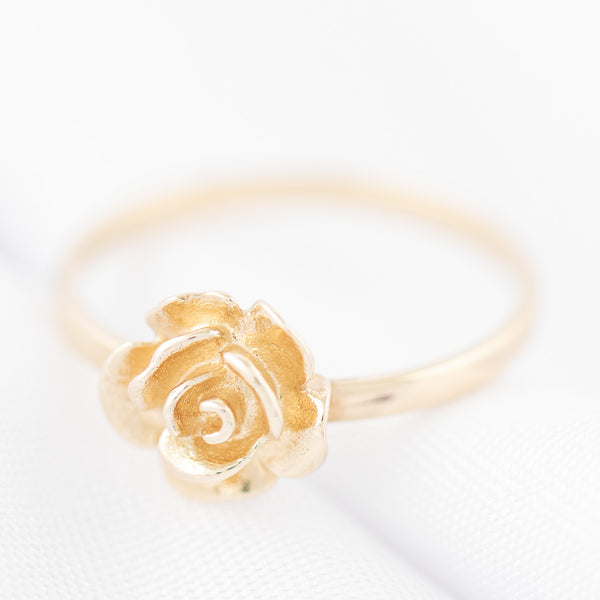 Anillo diseño especial motivo rosa en oro amarillo 14 kilates.