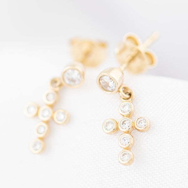 Aretes diseño especial con colgantes motivo cruz con circonias oro amarillo 14 kilates.
