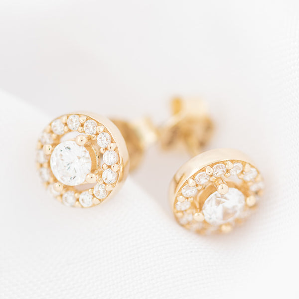 Aretes diseño especial con circonias en oro amarillo 14 kilates.