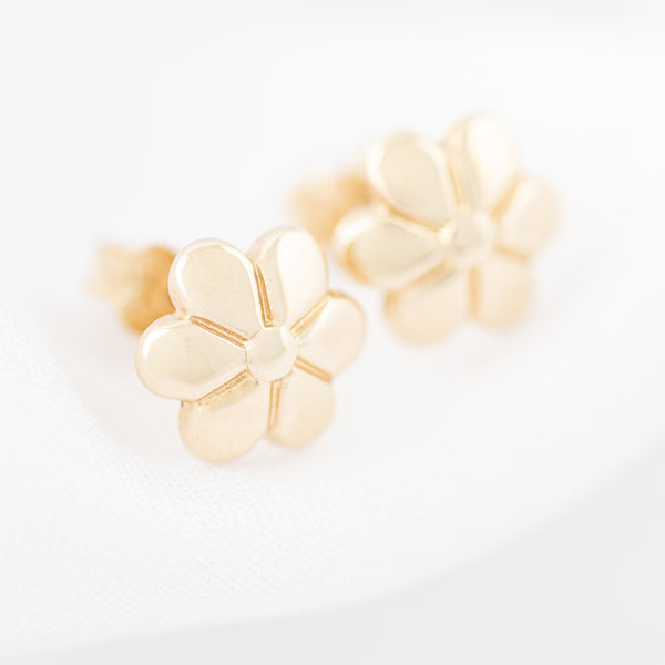 Aretes diseño especial motivo flor en oro amarillo 14 kilates.