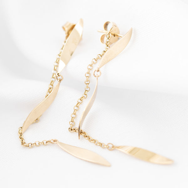 Aretes diseño especial con colgantes en oro amarillo 14 kilates.