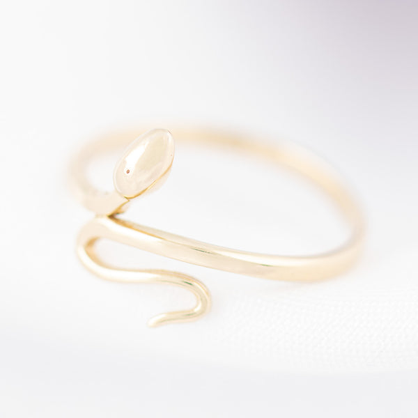 Anillo liso motivo serpiente en oro amarillo 14 kilates.