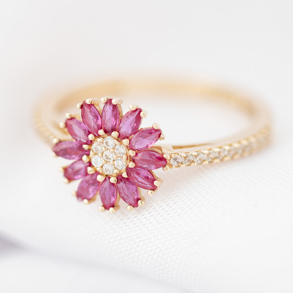 Anillo diseño especial motivo flor con circonias en oro amarillo 14 kilates.